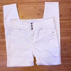 White mid-waisted jeans.